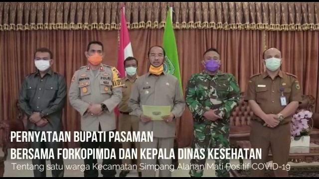 Bupati Pasaman, Yusuf Lubis saat memberi keterangan resmi